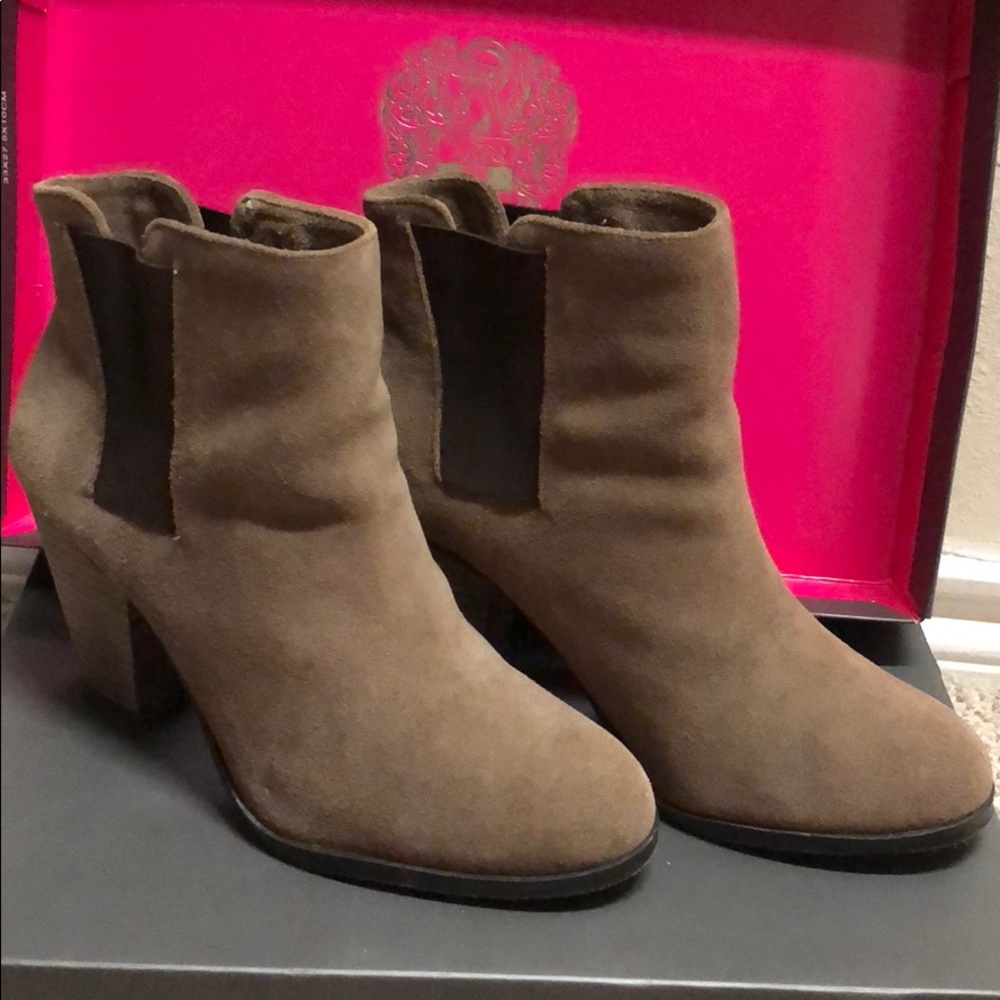 Womens Vince Camuto VP-Hessa bootie Taupe size 6.5
